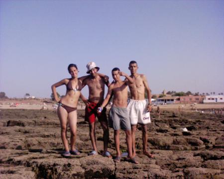 moi nehayla et ismail et tarik a la plage
